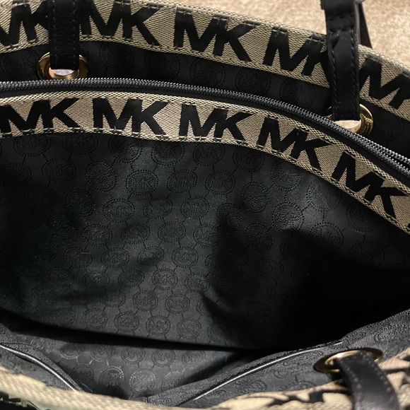 I switch out my purses a lot so I did not carry it for very long - Picture 4 of 7